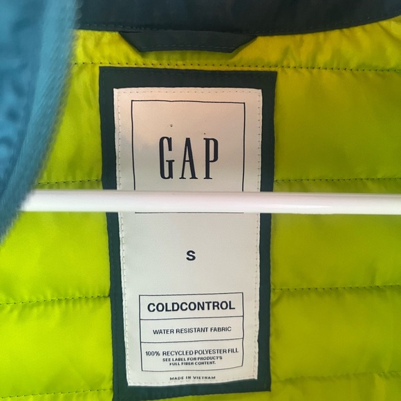 GAP Puffer Vest. Size Small. Great look and color combo. Cold control. - Picture 2 of 5